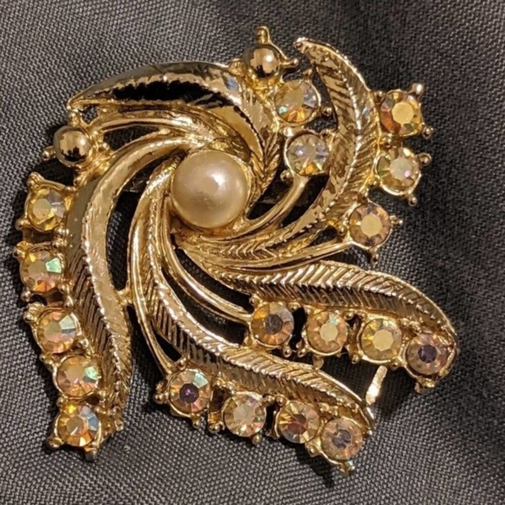 Gold Toned pin with pearls